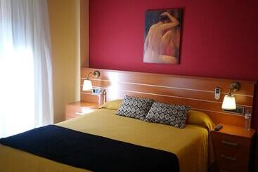 هتل Hostal Dona Juana