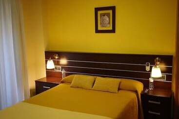 هتل Hostal Dona Juana