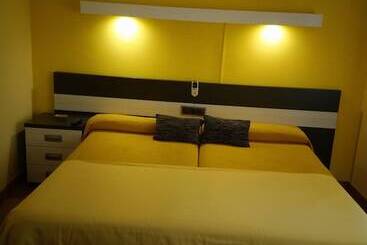 هتل Hostal Dona Juana