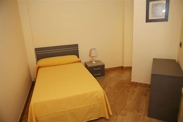 هتل Hostal Dona Juana