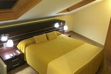 هتل Hostal Dona Juana