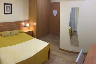 هتل Hostal Dona Juana