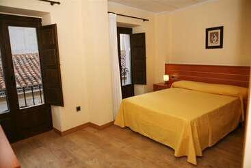 هتل Hostal Dona Juana