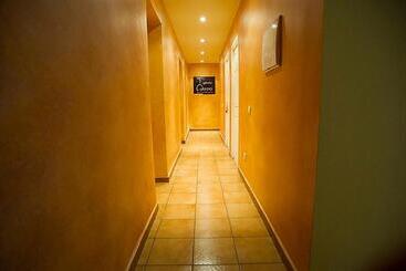 هتل Hostal Velarde