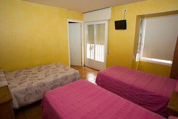 هتل Hostal Velarde