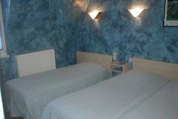 هتل La Champagne Ardenne   Cabourg