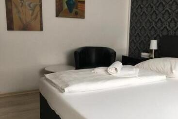 هتل Pension Alis Augsburg