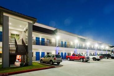 هتل Scottish Inn & Suites  Atascocita
