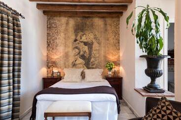 هتل The Town House  Adults Only