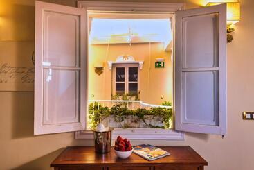 هتل The Town House  Adults Only
