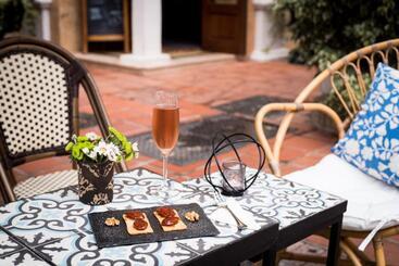 هتل The Town House  Adults Only