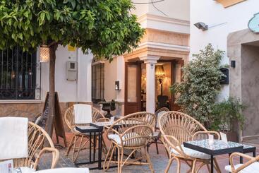 هتل The Town House  Adults Only