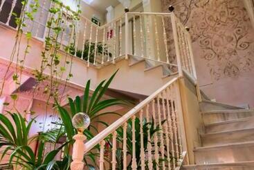هتل The Town House  Adults Only