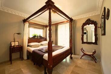 هتل The Town House  Adults Only