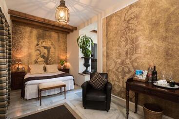 هتل The Town House  Adults Only