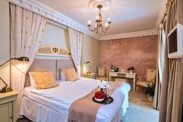 هتل The Town House  Adults Only
