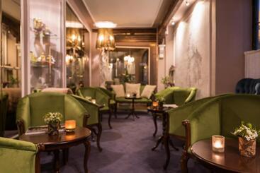 هتل The Town House  Adults Only