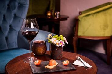 هتل The Town House  Adults Only