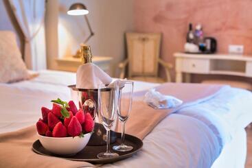 هتل The Town House  Adults Only