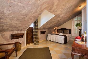 هتل The Town House  Adults Only