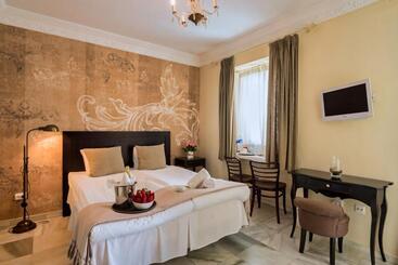 هتل The Town House  Adults Only