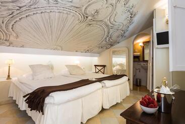 هتل The Town House  Adults Only