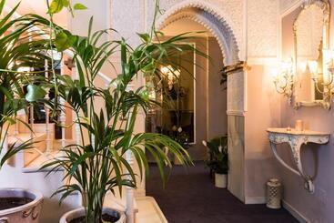 هتل The Town House  Adults Only