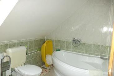 هتل Flora Apartman