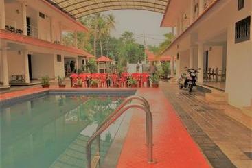 هتل Lake Gardens Resorts