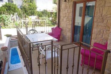 هتل Leda Suites