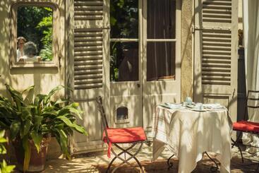 هتل Les Jardins De Baracane