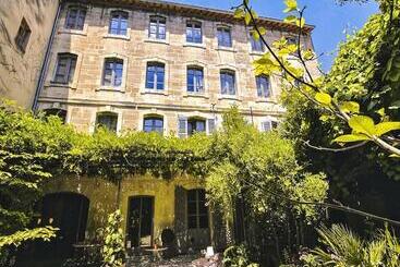 هتل Les Jardins De Baracane