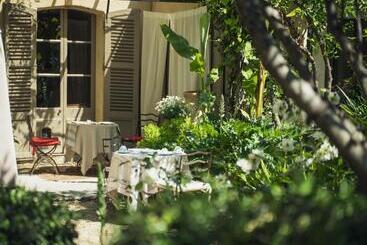 هتل Les Jardins De Baracane
