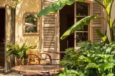 هتل Les Jardins De Baracane