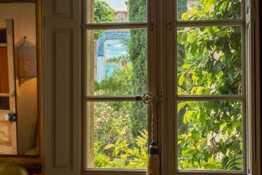 هتل Les Jardins De Baracane