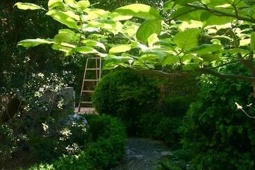 هتل Les Jardins De Baracane