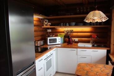 هتل Akureyri Log Cottage