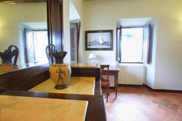 هتل Antico Borgo La Commenda