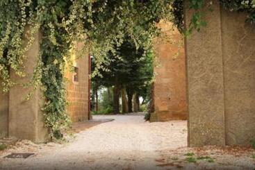 هتل Antico Borgo La Commenda