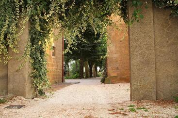 هتل Antico Borgo La Commenda