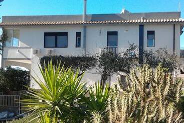هتل B&b Maison Blanche