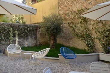 هتل Dimora 16 Rooms & Garden