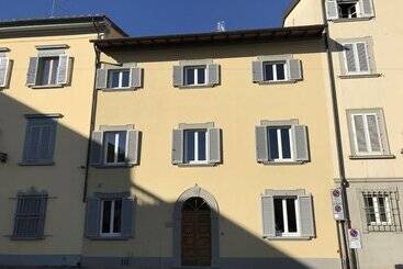 هتل Dimora 16 Rooms & Garden