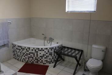 هتل Amjicaja Guesthouse, Tours & Rentals