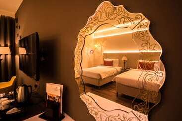 Carnelian By Glory Bower Hotels