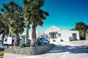 هتل Piwaka Lodge And Backpackers