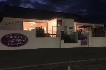 هتل Piwaka Lodge And Backpackers