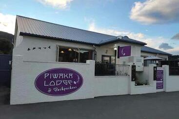 هتل Piwaka Lodge And Backpackers