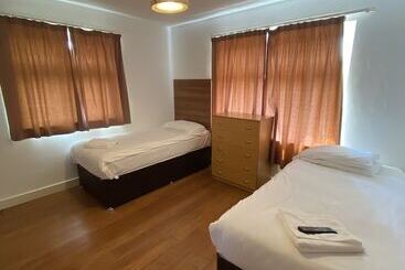 هتل Buckingham Guest House For Contractors