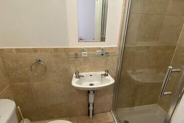 هتل Buckingham Guest House For Contractors